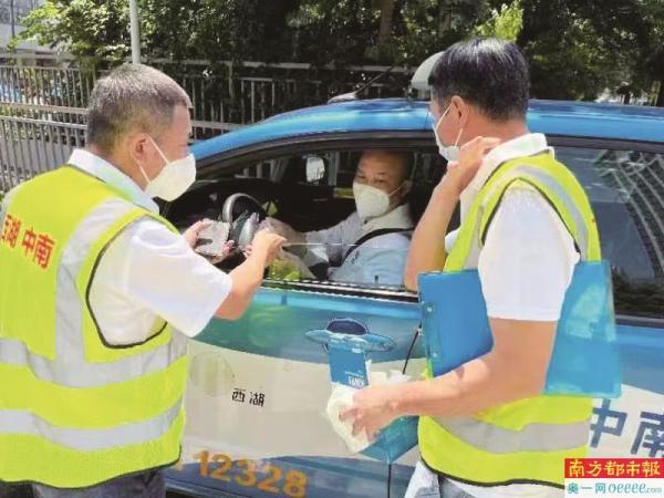 深圳加强出租车疫情防控：发放N95口罩　引导乘车扫码
