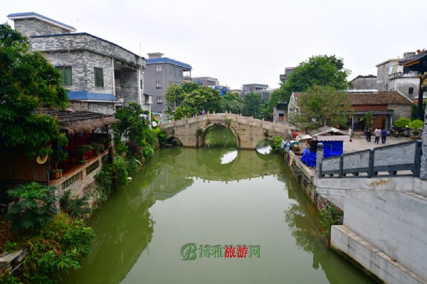 在顺德,人们依水聚居,为方便出行,村民构筑桥梁,并为每一座桥取上一个如诗般优美的桥名,金鳌、跨鳌、明远、青龙、等富有想象力的名字,尽显岭南古桥的飞虹美姿。逢简众多古桥中其中,以明远桥、巨济桥、金鳌桥为广东省重点文物保护单位,尤为著名。