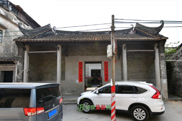 何求苏公祠始建于明代,清代重修,祠内尚存明代古井一眼。现存祠堂面积386.28平方米,硬山墙,龙船脊,祠堂两旁有门巷。一座砖石结构的牌坊把天井隔成两半。牌坊双面石刻坊额,前面坊额“世承天宠”,是明代诗人学者,南园后五子