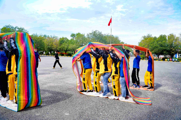 乌鲁木齐市万通技工学校新生夏令营正在集合中，你还没入学吗？