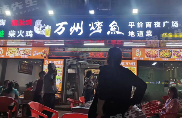 桥头夜宵店低价急转！三门面可外摆，周边都是工厂住宅区，人流大客流稳定门口好停车