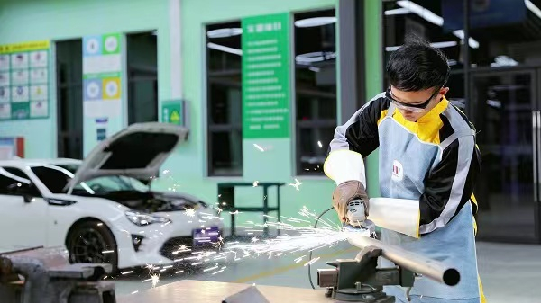 汽车技术提升来乌鲁木齐市万通技工学校